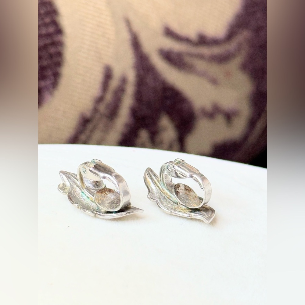 Vintage Silvertone Leaf Clip-On Earrings Sculptural Botanical Design - Picture 7 of 8